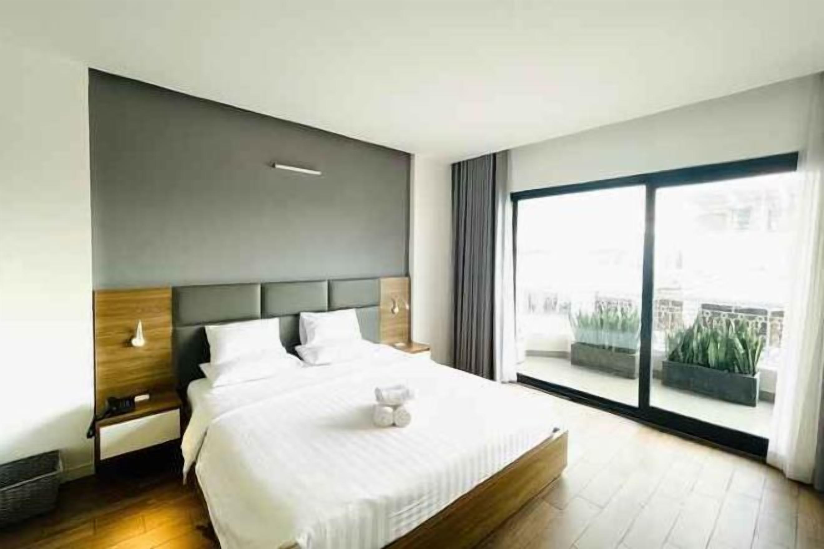 Minibar, caja de seguridad en la habitación y escritorio 