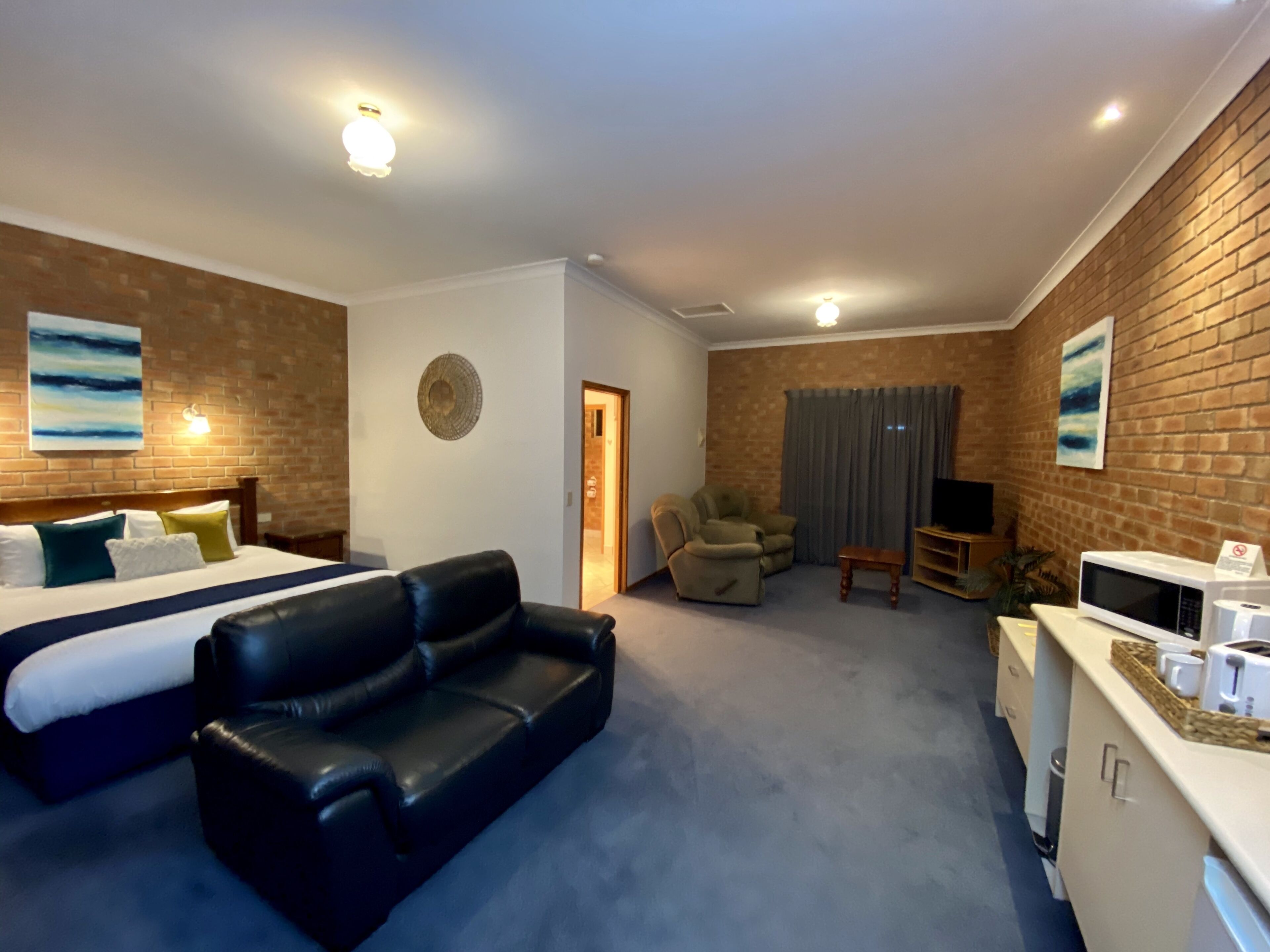 Deluxe Room, 1 King Bed, Non Smoking | Minibar, desk, soundproofing, iron/ironing board