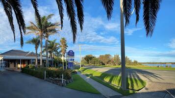 Pintu masuk properti