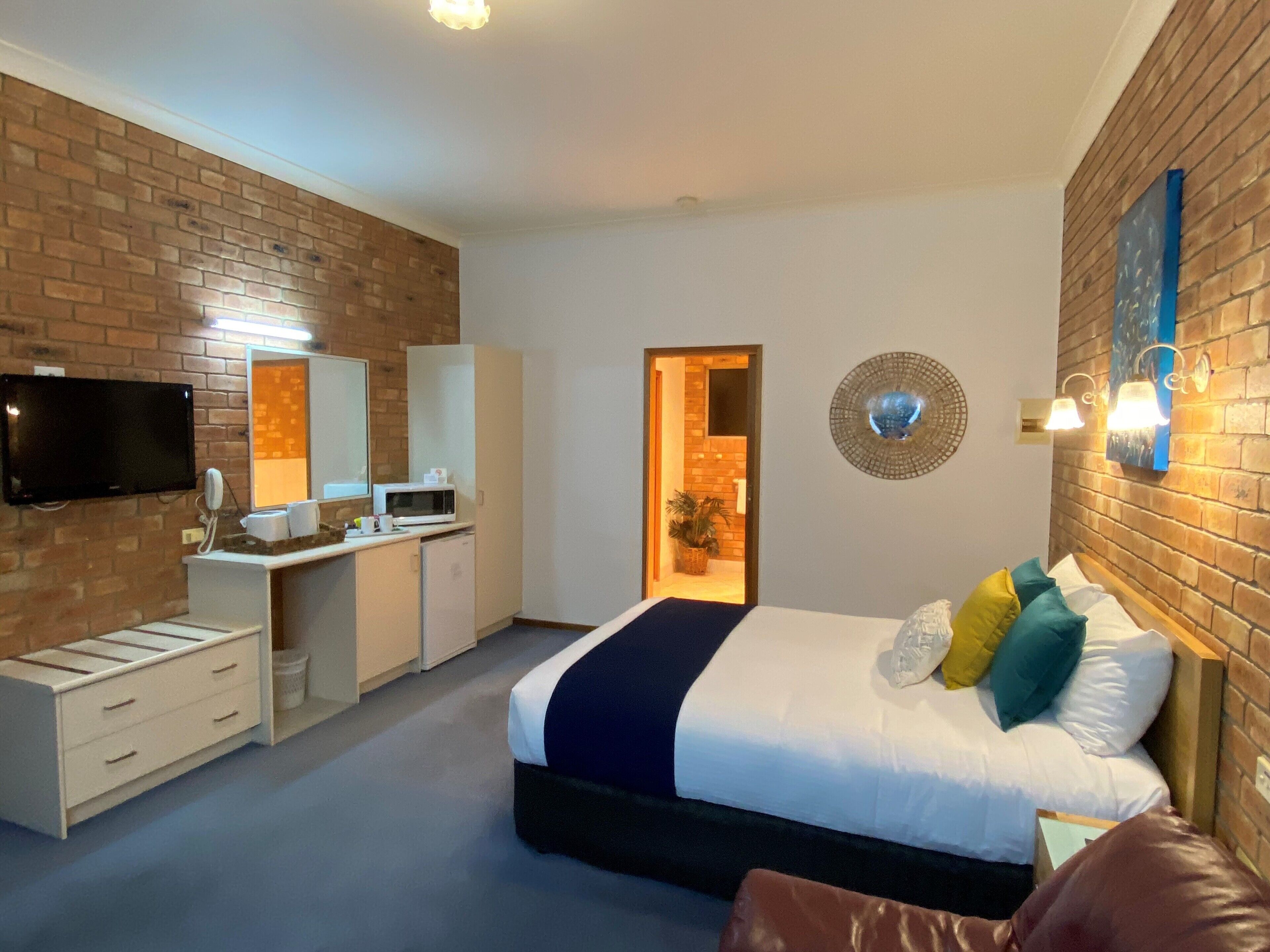 Deluxe Room, 1 Queen Bed, Non Smoking | Room amenity