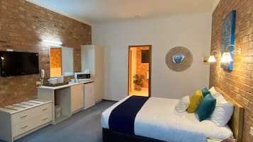 Deluxe Room, 1 Queen Bed, Non Smoking | Room amenity