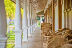 Habitación económica, 1 cama King size, para no fumadores | Terraza o patio