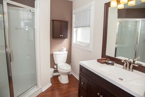 Familienvilla, eigener Pool, zum Garten hin | Badezimmer | Regendusche, Haartrockner, Handtücher, Toilettenpapier