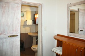 Deluxe Double Room | Bathroom | Shower, hair dryer, towels - Christos Studios (Rhodes)