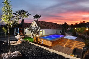 Outdoor pool, pool umbrellas, sun loungers - Vitoria House (Emek HaYarden)