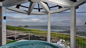 Outdoor spa tub - Vitoria House (Emek HaYarden)