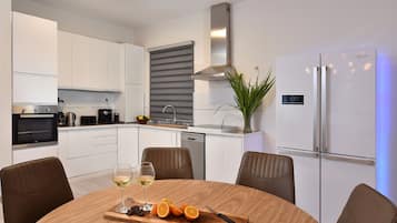 Full-sized fridge, microwave, oven, stovetop