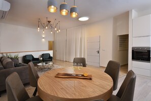 Superior Villa, 6 Bedrooms, Non Smoking, Valley View | In-room dining - Vitoria House (Emek HaYarden)