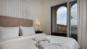 Desk, blackout drapes, iron/ironing board, WiFi (free) - Vitoria House (Emek HaYarden)