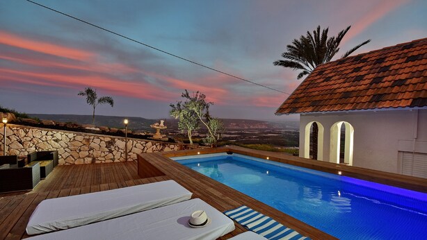 Outdoor pool, pool umbrellas, sun loungers - Vitoria House (Emek HaYarden)