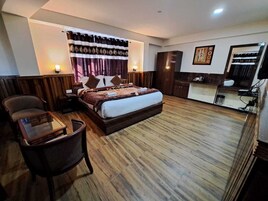 Quarto superior, 1 cama Queen, vista para a montanha | Escrivaninha, Wi-Fi de cortesia
