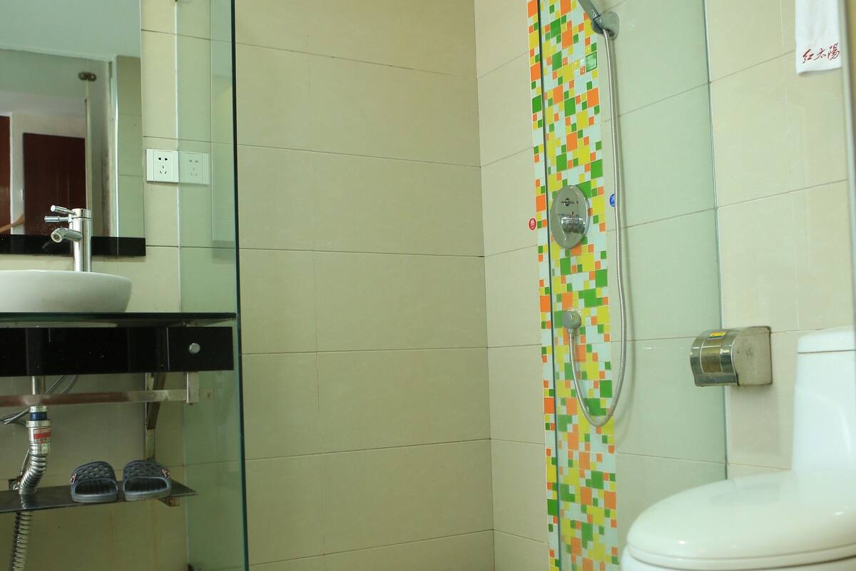 Shower, rainfall showerhead, free toiletries, hair dryer