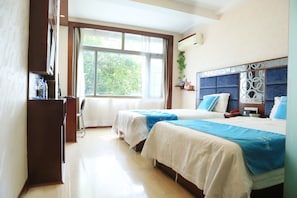 Deluxe Twin Room | Bathroom | Shower, rainfall showerhead, free toiletries, hair dryer