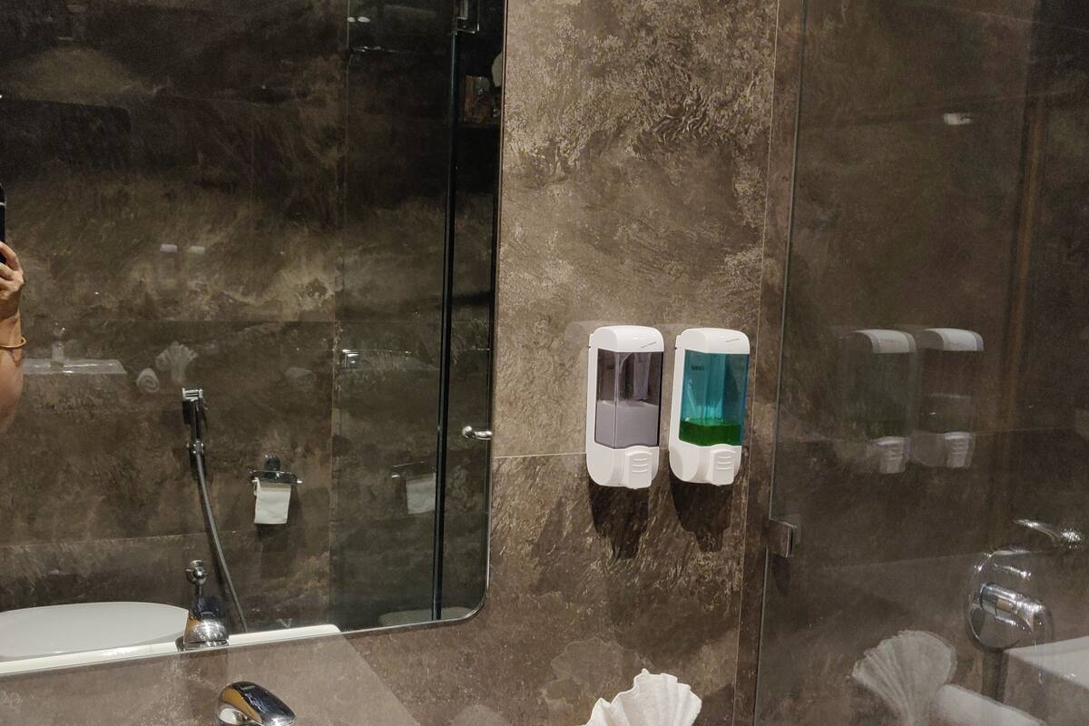 deluxe triple room, accessible, non smoking | bathroom | shower, rainfall showerhead, hair dryer, slippers