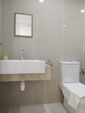 Căn hộ, 2 phòng ngủ | Phòng tắm | Buồng tắm vòi sen, đồ dùng nhà tắm miễn phí, máy sấy tóc, khăn tắm 