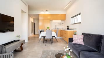 Appartement, 2 queensize bedden, niet-roken | Woonkamer | Een 45-inch smart-tv met digitale zenders