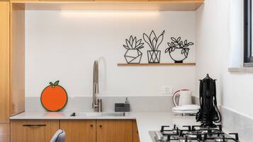 Appartement, 2 queensize bedden, niet-roken | Privékitchenette | Een koelkast, een microgolfoven, een oven, een kookplaat