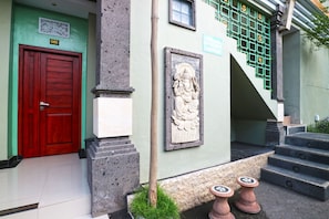 Vista frontal de la propiedad