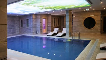Piscine couverte, cabanons gratuits, chaises longues