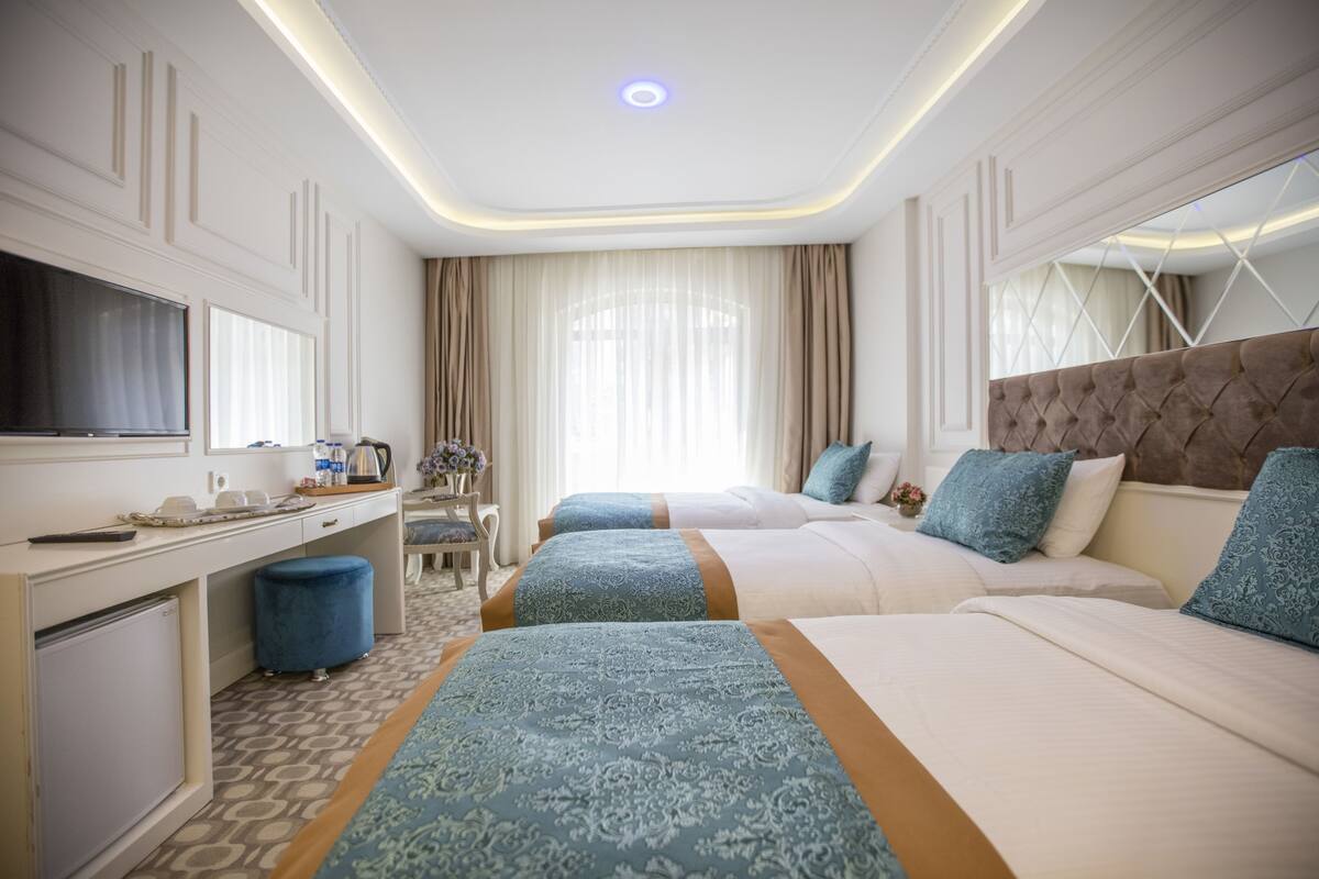 Quarto triplo standard | 1 quarto, lençóis italianos Frette, roupas de cama premium
