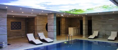 Innenpool, geöffnet von 13:00 Uhr bis 22:00 Uhr, Cabañas (kostenlos)