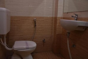 Shower, towels - Hotel Sarweshwary (Varanasi)