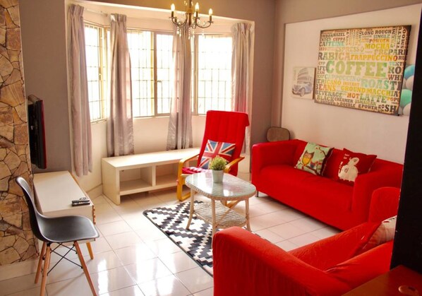 Apartment, 3 Schlafzimmer, Nichtraucher | Wohnbereich | Fernseher