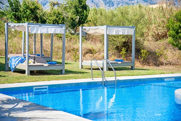 Outdoor pool, free pool cabanas, pool umbrellas