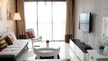 Apartamento, 3 habitaciones, no fumadores | Sala de estar | Una televisión