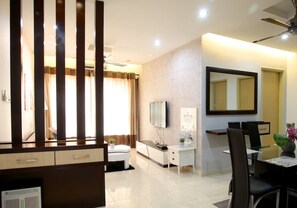 Departamento, 3 habitaciones, para no fumadores | Área de sala de estar | Televisión 