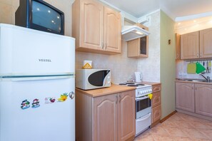 Apartemen Comfort | Dapur pribadi | Lemari es besar, microwave, oven, dan kompor