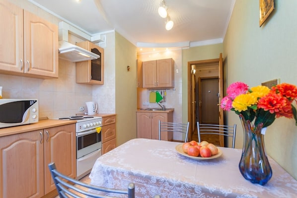 Apartemen Comfort | Dapur pribadi | Lemari es besar, microwave, oven, dan kompor