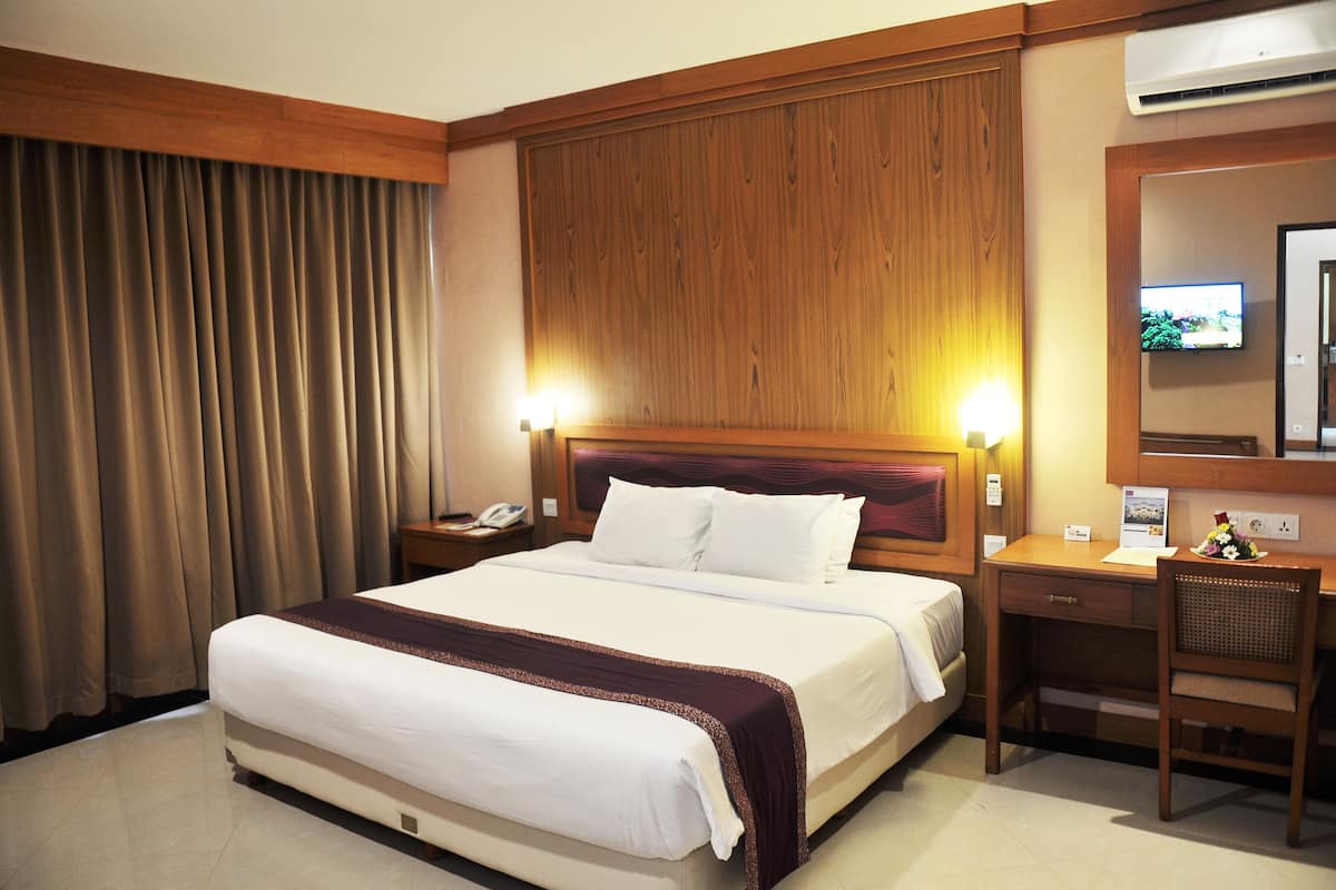 Executive Cottage | Minibar, in-room safe, blackout drapes, WiFi (free)
