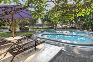 Outdoor pool, open 7:00 AM to 7:00 PM, pool umbrellas, pool loungers - Inna Bali Beach Resort (Denpasar)