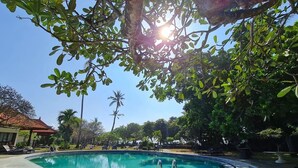 Outdoor pool - Inna Bali Beach Resort (Denpasar)