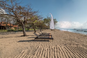 On the beach, white sand, beach massages, beach volleyball - Inna Bali Beach Resort (Denpasar)