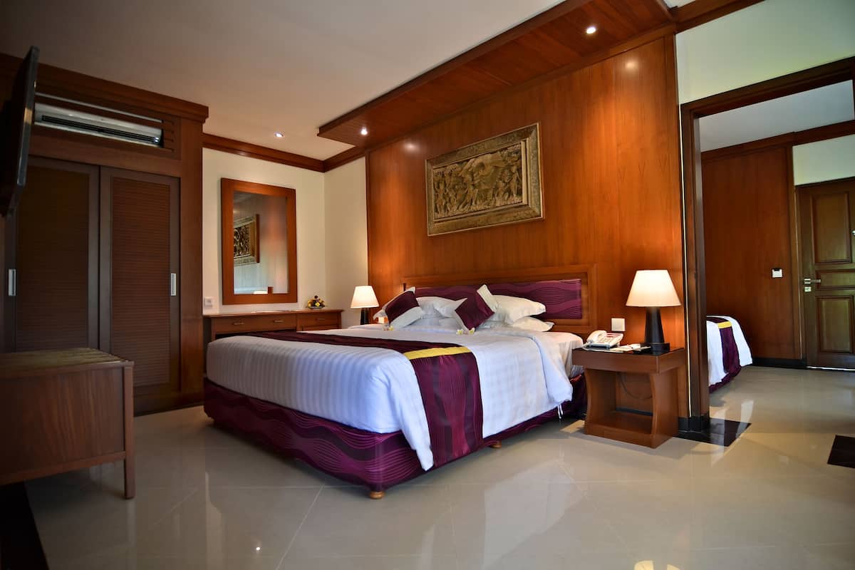Minibar, in-room safe, blackout drapes, WiFi (free)