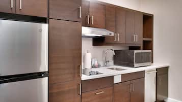 Full-sized fridge, microwave, stovetop, dishwasher
