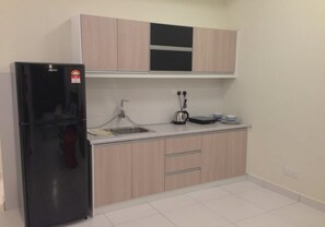 开间, 无烟房 | 私人简易厨房 | 冰箱、微波炉、炉灶、电热水壶