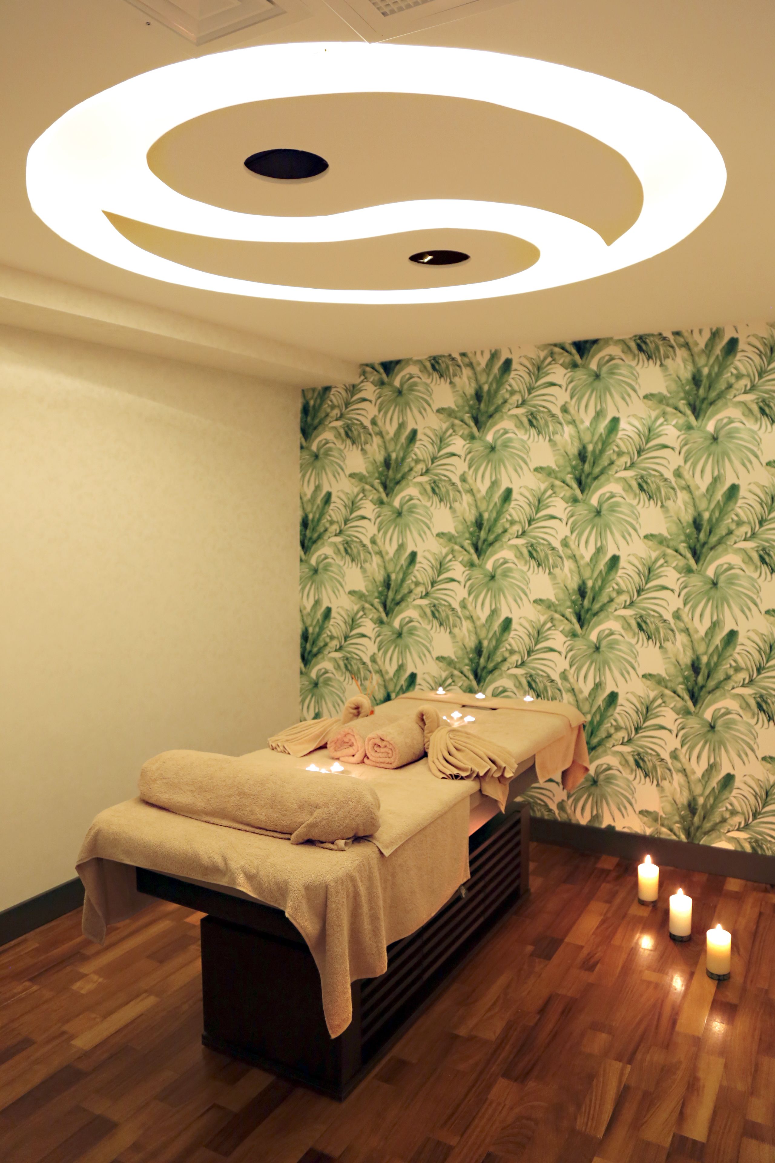 三溫暖烤箱、浴缸、蒸氣室、土耳其浴、熱石按摩、深層組織按摩