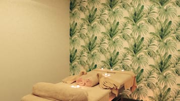 Sauna, hot tub, steam room, Turkish bath/hammam, hot stone massages