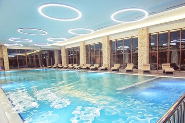 2 piscinas techadas, una piscina al aire libre, camas de piscina gratis