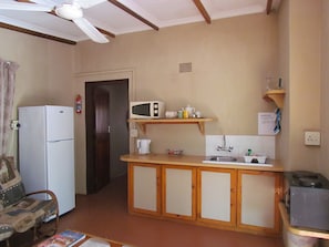 Chalet familiar, 2 habitaciones, vistas al jardín | Cocina privada | Frigorífico grande, microondas y hervidor eléctrico