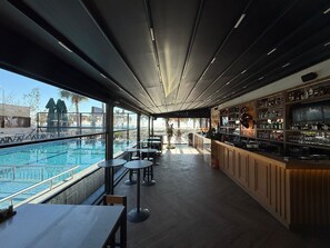 Swim-up bar