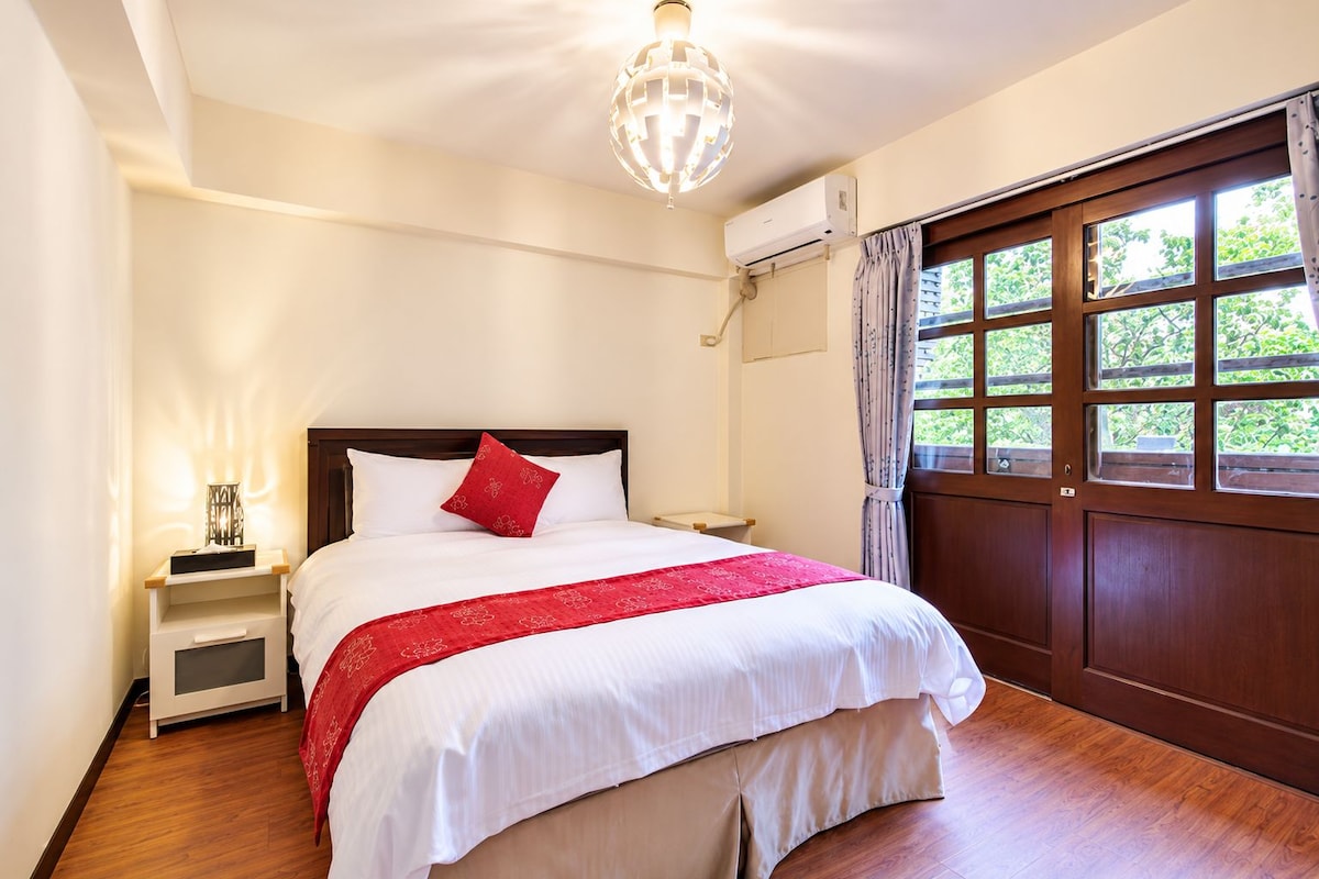 Standard Chalet, 2 Bedrooms, Courtyard View, Mezzanine | Down comforters, blackout drapes, WiFi (free), individually furnished