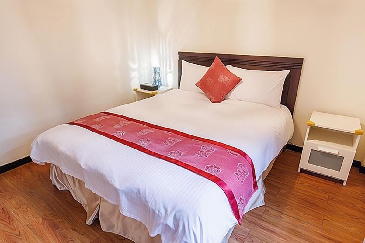 Cubrecamas, cortinas blackout, wifi gratis y muebles diferentes 