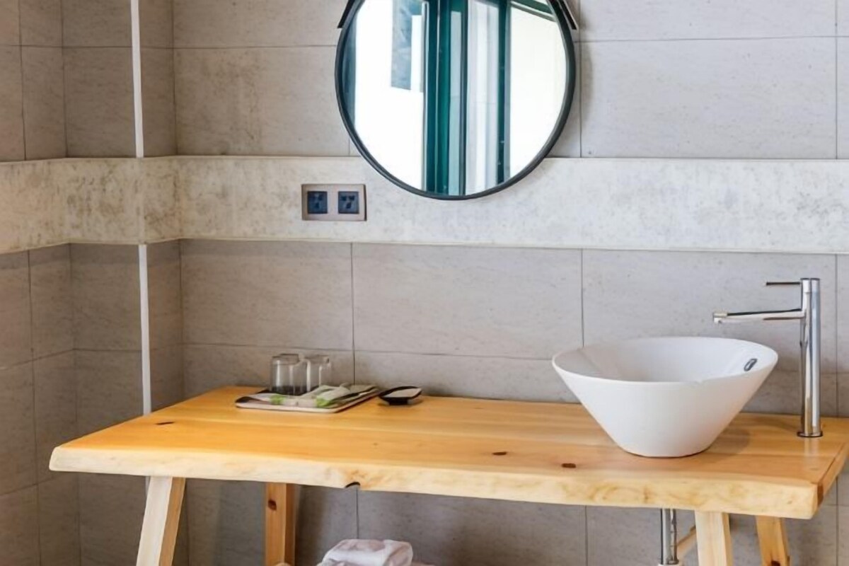 Baño | Bañera y ducha independientes y bañera de agua termal