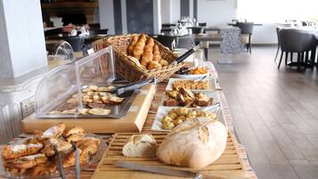 Daily cooked-to-order breakfast (EUR 12.5 per person)
