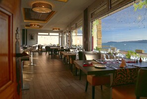 Se sirve cocina local (con vistas al mar) 