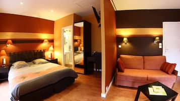 Suite, uitzicht op zee | Luxe beddengoed, individueel gedecoreerd, een bureau